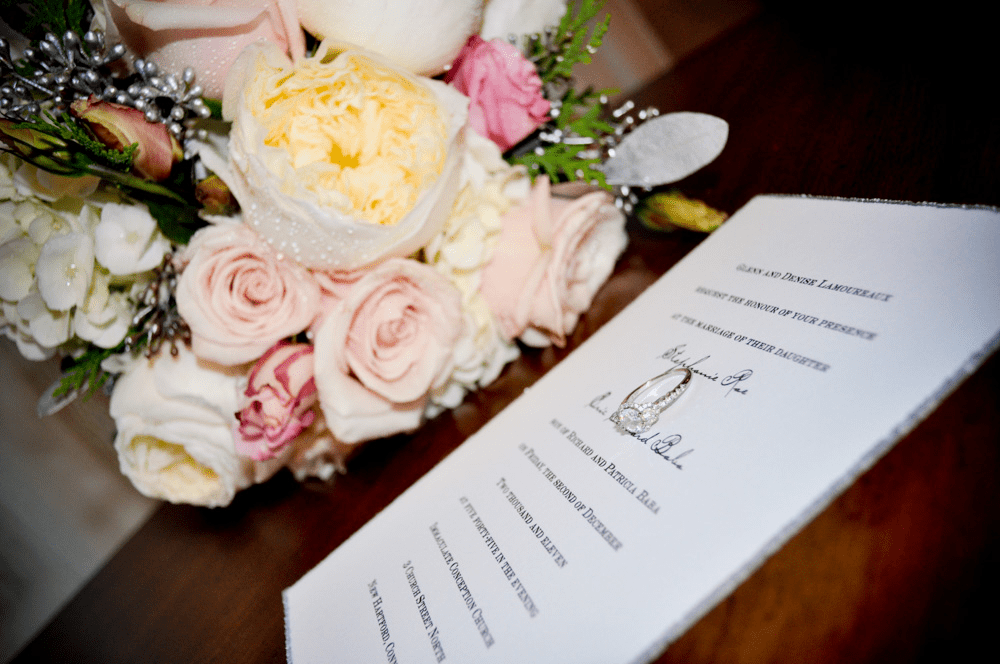 Wedding details photo (flowers and invitation)